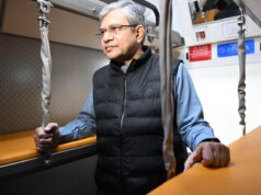 केंद्रीय मंत्री अश्विनी वैष्णव ने नई दिल्ली रेलवे स्टेशन पर भारत की पहली वंदे भारत स्लीपर ट्रेन का किया निरीक्षण,180 किमी प्रति घंटे तक की रफ्तार पर चलने वाली वंदे भारत स्लीपर ट्रेन कम समय लेने के साथ ही आधुनिक सुविधाएं उपलब्ध कराती है