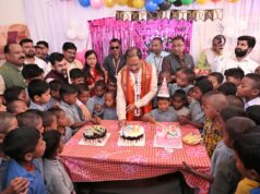 मुख्यमंत्री विष्णुदेव साय ने बालक आश्रम बगिया में बच्चों के बीच मनाया अपना 62वाँ जन्मदिवस, बच्चों के लिए यादगार बना मुख्यमंत्री का जन्मदिन, बच्चों को केक और चॉकलेट वितरित कर दी शुभकामनाएँ