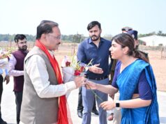 जन्मदिवस पर गृहग्राम बगिया पहुंचे मुख्यमंत्री विष्णुदेव साय का बगिया हेलीपैड पर जनप्रतिनिधियों, अधिकारियों और ग्रामीणों ने जन्मदिवस की दी बधाई एवं शुभकामनाएं दी