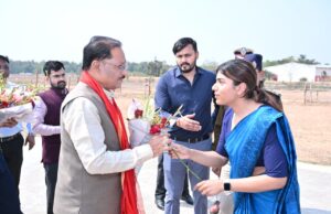 जन्मदिवस पर गृहग्राम बगिया पहुंचे मुख्यमंत्री विष्णुदेव साय का बगिया हेलीपैड पर जनप्रतिनिधियों, अधिकारियों और ग्रामीणों ने जन्मदिवस की दी बधाई एवं शुभकामनाएं दी