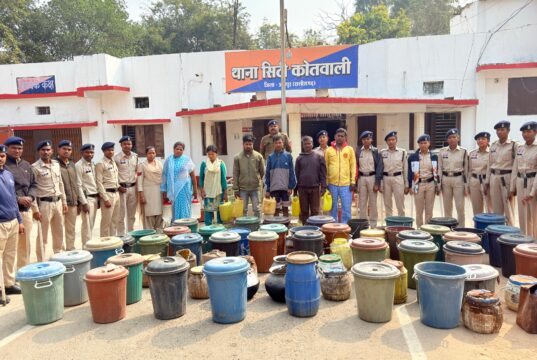 होली त्यौहार के मद्देनजर नशे के सौदागरों के खिलाफ जशपुर पुलिस की बड़ी कार्यवाही : 02 महिला व 05 पुरुष सहित 07 आरोपियों को पुलिस ने अवैध कच्ची महुआ शराब के साथ किया गिरफ्तार, शांति भंग करने वाले असामाजिक तत्वों व हुड़दंगियों के विरुद्ध भी सख्त कानूनी कार्यवाही करेगी जशपुर पुलिस