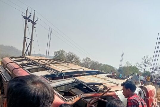 जशपुर जिले से बड़ी खबर : झारखंड के कुरडेग से छत्तीसगढ़ के कुनकुरी तक चलने वाली अनमोल बस पलटी, भीषण सड़क हादसे में कई लोगों की जान जाने की खबर
