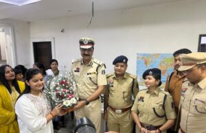 UPSC 2025 परिणाम में ऑल इंडिया 35वां रैंक हासिल कर छत्तीसगढ़ का मान बढ़ाने वाली वैभवी का पुलिस कमिश्नर डॉ संजीव शुक्ला ने किया सम्मान