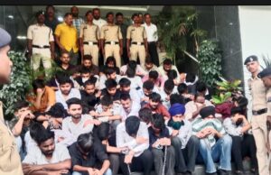 अंतर्राष्ट्रीय साईबर ठगी करने वाले अवैध कॉल सेंटर गिरोह का पर्दाफाश : तीन अलग -अलग कॉल सेंटरों से सुपरवाईजर सहित कुल 42 आरोपी गिरफ्तार, पुलिस ने आरोपियों के कब्जे से 67 नग मोबाईल फोन, 18 नग लैपटाप, 28 नग कम्प्यूटर सेट एवं 03 नग वाईफाई एयरटेल राउटर किया जब्त