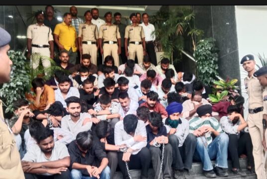 अंतर्राष्ट्रीय साईबर ठगी करने वाले अवैध कॉल सेंटर गिरोह का पर्दाफाश : तीन अलग -अलग कॉल सेंटरों से सुपरवाईजर सहित कुल 42 आरोपी गिरफ्तार, पुलिस ने आरोपियों के कब्जे से 67 नग मोबाईल फोन, 18 नग लैपटाप, 28 नग कम्प्यूटर सेट एवं 03 नग वाईफाई एयरटेल राउटर किया जब्त