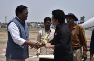 भारत रत्न सचिन तेंदुलकर का एयरपोर्ट में आत्मीय स्वागत