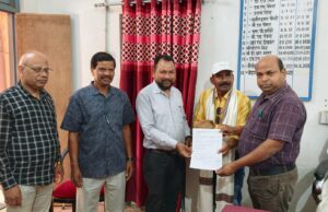 सेवानिवृत्ति के दिन ही प्रधान पाठक वेदराम पैंकरा को मिला पेंशन अदायगी आदेश, शिक्षा विभाग के कर्मचारियों में हर्ष का माहौल