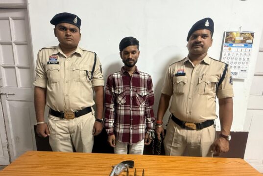 देशी कट्टा व तीन नग जिन्दा कारतूस के साथ आरोपी गिरफ्तार, आरोपी को वर्ष 2022 में भी एक देसी कट्टा के साथ किया गया था गिरफ्तार,आरोपी के खिलाफ आधा दर्जन से अधिक मामले हैं दर्ज