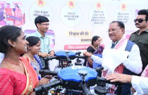 जशपुर जिले की महिलाएं ड्रोन दीदी योजना से आर्थिक विकास की भरेगी उड़ान, मुख्यमंत्री विष्णुदेव साय ने महिलाओं को ड्रोन प्रदान कर आर्थिक उन्नति करने का दिया संदेश