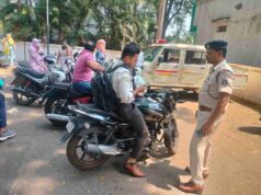 जशपुर कलेक्टोरेट परिसर में सड़क सुरक्षा पर सख्ती : बिना हेलमेट-सीट बेल्ट पर 14 हजार रुपए की हुई चालानी कार्रवाई