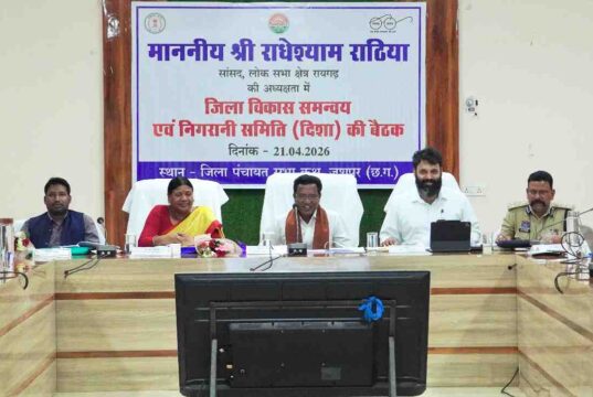 सांसद राधेश्याम राठिया ने केन्द्र और राज्य सरकार की योजनाओं का बेहतर क्रियान्वयन करने के दिए निर्देश, जिला विकास समन्वय एवं निगरानी समिति की हुई बैठक