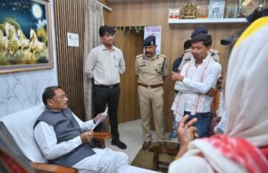 मुख्यमंत्री विष्णुदेव साय ने बगिया में जनदर्शन में सुनी आमजनों की समस्याएं, आवेदनों का गंभीरता से निराकरण करने के दिए निर्देश