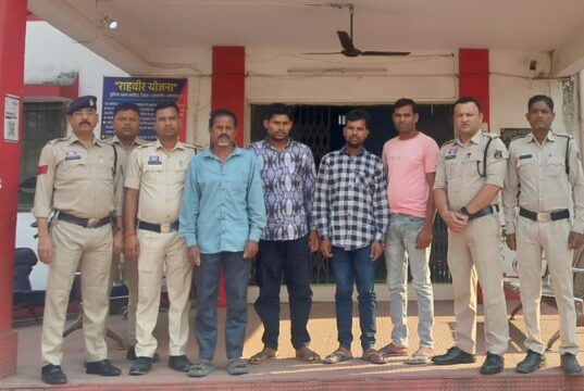 जंगल में जंगली सूअर मारने के लिए बिजली करंट तार फंसा रहे युवक की मौत, 04 आरोपी गिरफ्तार, आरोपीयो के खिलाफ धारा 106 (1), 3(5) BNS एवं 135 विद्युत अधिनियम के तहत अपराध पंजीबद्ध