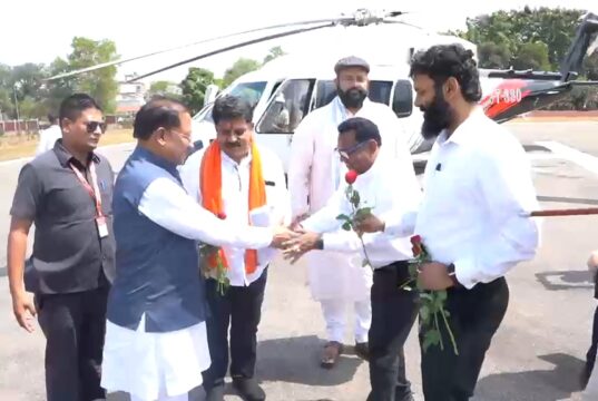 मुख्यमंत्री विष्णुदेव साय का हेलीपैड पर आमजनों, जनप्रतिनिधियों एवं अधिकारियों ने किया आत्मीय स्वागत