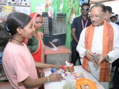 मुख्यमंत्री श्री साय पहुंचे ‘लखपति दीदी’ सुमिला की किराना दुकान : लौंग-इलायची से हुआ आत्मीय स्वागत, मुख्यमंत्री श्री साय ने खुद चुकाया सामान का मूल्य, मुद्रा लोन से शुरू हुई दुकान बनी आत्मनिर्भरता की मिसाल, ‘लखपति दीदी’ की कहानी से मुख्यमंत्री हुए प्रभावित