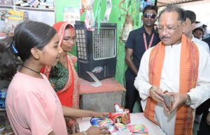 मुख्यमंत्री श्री साय पहुंचे ‘लखपति दीदी’ सुमिला की किराना दुकान : लौंग-इलायची से हुआ आत्मीय स्वागत, मुख्यमंत्री श्री साय ने खुद चुकाया सामान का मूल्य, मुद्रा लोन से शुरू हुई दुकान बनी आत्मनिर्भरता की मिसाल, ‘लखपति दीदी’ की कहानी से मुख्यमंत्री हुए प्रभावित