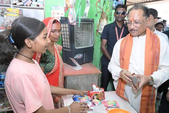 मुख्यमंत्री श्री साय पहुंचे ‘लखपति दीदी’ सुमिला की किराना दुकान : लौंग-इलायची से हुआ आत्मीय स्वागत, मुख्यमंत्री श्री साय ने खुद चुकाया सामान का मूल्य, मुद्रा लोन से शुरू हुई दुकान बनी आत्मनिर्भरता की मिसाल, ‘लखपति दीदी’ की कहानी से मुख्यमंत्री हुए प्रभावित