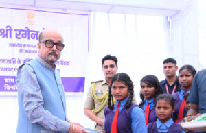 हर घर में पढ़ाई का एक कोना हो, तभी बच्चे आगे बढ़ेंगे – राज्यपाल रमेन डेका, बैगा विद्यार्थियों और महिलाओं से मिले राज्यपाल, शिक्षा और आत्मनिर्भरता पर दिया जोर