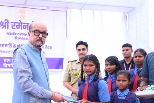 हर घर में पढ़ाई का एक कोना हो, तभी बच्चे आगे बढ़ेंगे – राज्यपाल रमेन डेका, बैगा विद्यार्थियों और महिलाओं से मिले राज्यपाल, शिक्षा और आत्मनिर्भरता पर दिया जोर