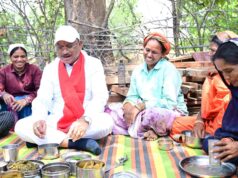 निर्माणाधीन पंचायत भवन के निरीक्षण के दौरान मुख्यमंत्री को श्रमिकों ने दिया भोजन का न्यौता : साथ बैठकर खाया बोरे बासी और आमा चटनी