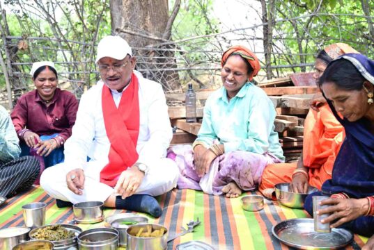 निर्माणाधीन पंचायत भवन के निरीक्षण के दौरान मुख्यमंत्री को श्रमिकों ने दिया भोजन का न्यौता : साथ बैठकर खाया बोरे बासी और आमा चटनी