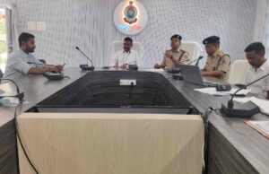 डीआईजी एवं वरिष्ठ पुलिस अधीक्षक डॉ लाल उमेद सिंह ने ली होटल-लॉज संचालकों की बैठक, छत्तीसगढ़ पुलिस की समाधान मोबाइल एप में अपने होटल-लॉज की आईडी जनरेट करने के दिए निर्देश, हॉटल-लॉज में ठहरने वाले आगंतुकों की जानकारी एप में दर्ज करना होगा अनिवार्य