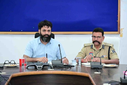 स्कूली बच्चों की सुरक्षा सर्वोच्च प्राथमिकता, सड़क सुरक्षा नियमों का अनिवार्य पालन करें, विद्यालयों में नशा मुक्ति जागरूकता अभियान चलाने के निर्देश, कलेक्टर रोहित व्यास ने निजी स्कूल संचालकों की बैठक लेकर दिए आवश्यक दिशा-निर्देश