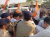अवैध जमाव एवं शासकीय कार्य में बाधा डालने वाले 08 आरोपी गिरफ्तार, पुतला दहन के दौरान पुलिसकर्मी हुए घायल, बिना विधिक अनुमति 50-60 व्यक्तियों द्वारा अवैध जमाव कर सड़क मार्ग बाधित कर कानून व्यवस्था की गई प्रभावित