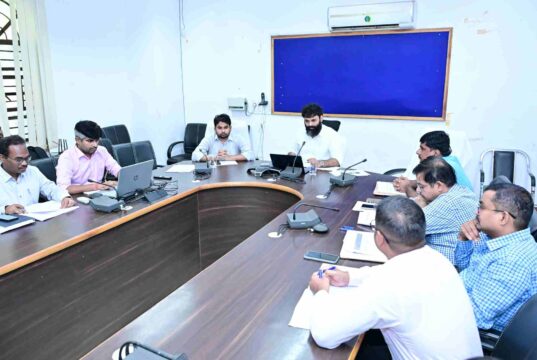कलेक्टर रोहित व्यास ने ग्राम पंचायतों में संचालित विकास योजनाओं की समीक्षा की, किसानों को समय पर खाद-बीज उपलब्ध कराने के निर्देश, अनियमितता पर होगी सख्त कार्रवाई, सीएम हेल्पलाइन के माध्यम से प्राप्त शिकायतों के समयबद्ध एवं गुणवत्तापूर्ण निराकरण करें सुनिश्चित