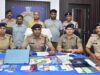 म्युल अकाउंट के माध्यम से ऑनलाइन जुआ-सट्टा नेटवर्क संचालित करने वाले 03 अंतर्राज्यीय आरोपी गिरफ्तार, 81 एटीएम कार्ड, 62 बैंक पासबुक एवं डिजिटल उपकरण जब्त,गरीब एवं आर्थिक रूप से कमजोर व्यक्तियों को लालच देकर उनके नाम से बैंक खाते खुलवाकर अवैध वित्तीय लेन-देन एवं ऑनलाइन सट्टा किया जा रहा था संचालन