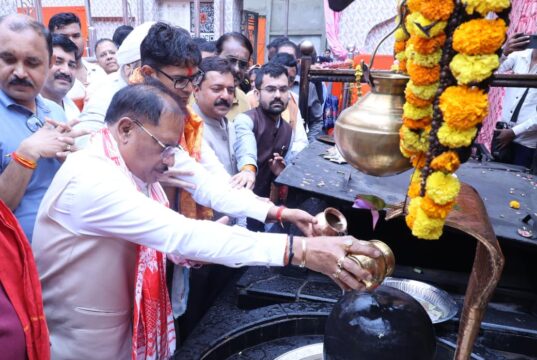गुरु पूर्णिमा पर कोसमनारा पहुंचे मुख्यमंत्री विष्णु देव साय, सत्यनारायण बाबा धाम में की पूजा-अर्चना, प्रदेशवासियों की सुख-समृद्धि और खुशहाली के लिए भगवान भोलेनाथ से मांगा आशीर्वाद