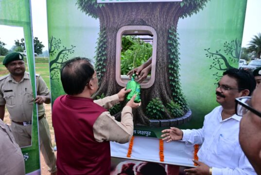 एक पेड़ मां के नाम महाअभियान के तहत निर्धारित लक्ष्य से अधिक लगाए गए पौधे : मुख्यमंत्री विष्णुदेव साय, मुख्यमंत्री ने ट्री एटीएम को हरी झंडी दिखाकर किया रवाना, वन विभाग की अभिनव पहल से जिलेभर में निःशुल्क पौधों का होगा वितरण, पर्यावरण संरक्षण का दिया जाएगा संदेश