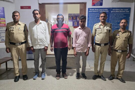 फर्जी ए.सी.बी. अधिकारी बनकर आबकारी अधिकारी से शराब एवं नगदी रकम मांगने का मामला : तीन आरोपी गिरफ्तार