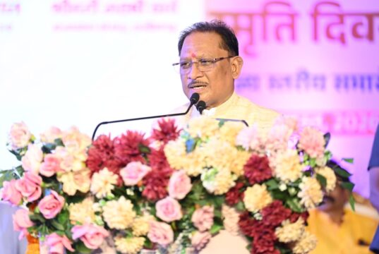 विभाजन की पीड़ा से सीख लेकर देश की एकता और अखंडता को अक्षुण्ण रखना हम सभी का दायित्व : मुख्यमंत्री विष्णुदेव साय, विभाजन विभीषिका स्मृति दिवस के राज्य स्तरीय समारोह में मुख्यमंत्री हुए शामिल, संचालनालय पुरातत्व से अंबेडकर चौक तक मौन जुलूस में शामिल होकर विभाजन का दंश झेलने वाले परिवारों के प्रति व्यक्त की संवेदना