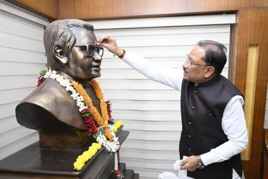 अटल जी के संकल्प और दूरदर्शी नेतृत्व ने छत्तीसगढ़ को दी नई पहचान, सुशासन और अंत्योदय की राह पर आगे बढ़ रहा प्रदेश : CM साय, मुख्यमंत्री विष्णु देव साय ने भारत रत्न श्रद्धेय अटल बिहारी वाजपेयी की पुण्यतिथि पर किया नमन