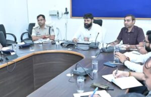 कलेक्टर रोहित व्यास की अध्यक्षता में जिलास्तरीय सड़क सुरक्षा समिति की बैठक आयोजित,हेलमेट और सीट बेल्ट नहीं लगाने वाले शासकीय कर्मचारियों पर होगी कार्रवाई, स्कूल बसों का फिटनेस टेस्ट व चालक-हेल्परों का पुलिस सत्यापन अनिवार्य रूप से करने के निर्देश