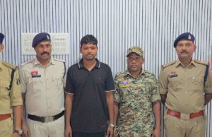 जंगल में इंसास रायफल एवं अन्य हथियार छोड़कर फरार होने वाले आरोपी को पुलिस ने किया गिरफ्तार, आरोपी को मुंबई से ढूंढ लाई जशपुर पुलिस, पलटू दास पूर्व में रह चुका है नक्सल संगठन का सक्रिय सदस्य, पढ़िए पूरी खबर
