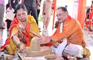 मुख्यमंत्री विष्णुदेव साय ने सावन के तीसरे सोमवार और नागपंचमी पर श्री फलेश्वरनाथ महादेव मंदिर में की पूजा-अर्चना, पार्थिव शिवलिंग निर्माण में बने सहभागी, प्रदेशवासियों की सुख-समृद्धि एवं खुशहाली की कामना की, तीन दिवसीय धार्मिक आयोजन में एक लाख 11 हजार 111 पार्थिव शिवलिंग किया जा रहा है निर्माण एवं पूजन