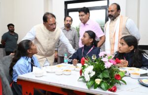 श्रमिक परिवारों के बच्चों को मिलेगी बड़े स्कूलों में मुफ्त शिक्षा, CM साय बोले- आपकी सफलता ही हमारी सबसे बड़ी खुशी, मुख्यमंत्री ने श्रमिक परिवारों के बच्चों का किया सम्मान, उनके साथ बैठकर किया भोजन और साझा किए अपने जीवन के अनुभव