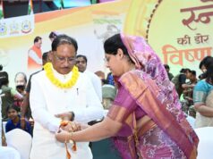 “मेरी सगी बहन नहीं… आज माधुरी जी ने वह कमी पूरी कर दी” : राखी बंधवाकर भावुक हुए मुख्यमंत्री श्री साय, शहादत के सम्मान से जुड़ी स्नेह की डोर : माधुरी ने बांधी राखी, भावुक हुए ‘विष्णु भैया’