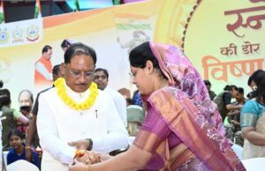 “मेरी सगी बहन नहीं… आज माधुरी जी ने वह कमी पूरी कर दी” : राखी बंधवाकर भावुक हुए मुख्यमंत्री श्री साय, शहादत के सम्मान से जुड़ी स्नेह की डोर : माधुरी ने बांधी राखी, भावुक हुए ‘विष्णु भैया’