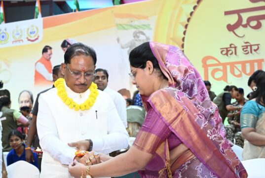 “मेरी सगी बहन नहीं… आज माधुरी जी ने वह कमी पूरी कर दी” : राखी बंधवाकर भावुक हुए मुख्यमंत्री श्री साय, शहादत के सम्मान से जुड़ी स्नेह की डोर : माधुरी ने बांधी राखी, भावुक हुए ‘विष्णु भैया’