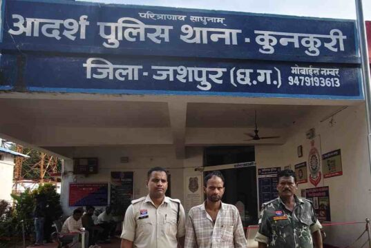 नगर पंचायत कुनकुरी में मोबाइल दुकान का शटर काटकर लगभग 150 मोबाइल फोन चोरी करने वाला आरोपी तौसीफ रजा, झारखण्ड से गिरफ्तार, सीसीटीवी फुटेज एवं तकनीकी साक्ष्यों के आधार पर पुलिस आरोपी तक पहुंची, आरोपी ने अपने साथी के साथ मिलकर वारदात को दिया था अंजाम, दूसरा आरोपी अभी भी चल रहा फरार