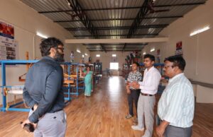 कलेक्टर रोहित व्यास ने घोलेंगे में वीवर्स ट्रेनिंग एंड एंटरप्रेन्योरशिप डेवलपमेंट सेंटर का किया निरीक्षण, महिलाओं को आधुनिक हस्तकरघा कपड़ा बनाने का दिया जा रहा प्रशिक्षण
