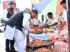 सड़क किनारे पसरे पर अचानक पहुंचे मुख्यमंत्री विष्णु देव साय, मीरा के पसरे से खरीदा ‘आशीर्वाद का दीया’, तेलीबांधा मरीन ड्राइव में मिट्टी के दीये बेच रही मीरा से मुख्यमंत्री ने की आत्मीय बातचीत, एक हजार रुपए देकर किया उसके श्रम और स्वावलंबन का सम्मान