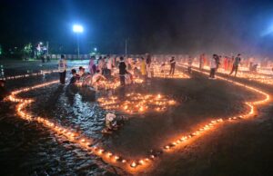 65 हजार दीपों से जगमगाया रणजीता स्टेडियम, जशपुर विधायक श्रीमती रायमुनी भगत ने प्रधानमंत्री नरेंद्र मोदी की 25 वर्षों की जनसेवा और राष्ट्र के प्रति समर्पण के लिए जताया आभार