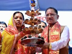 सवा लाख ‘आशीर्वाद के दीपों’ से जगमगाया खारुन तट, प्रधानमंत्री नरेंद्र मोदी के स्वस्थ और दीर्घायु जीवन के लिए हुई महाआरती, प्रधानमंत्री नरेंद्र मोदी के नेतृत्व में देश ने लिए अनेक ऐतिहासिक निर्णय, जनकल्याण और राष्ट्र निर्माण को मिली नई गति : मुख्यमंत्री श्री विष्णु देव साय