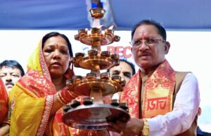 सवा लाख ‘आशीर्वाद के दीपों’ से जगमगाया खारुन तट, प्रधानमंत्री नरेंद्र मोदी के स्वस्थ और दीर्घायु जीवन के लिए हुई महाआरती, प्रधानमंत्री नरेंद्र मोदी के नेतृत्व में देश ने लिए अनेक ऐतिहासिक निर्णय, जनकल्याण और राष्ट्र निर्माण को मिली नई गति : मुख्यमंत्री श्री विष्णु देव साय
