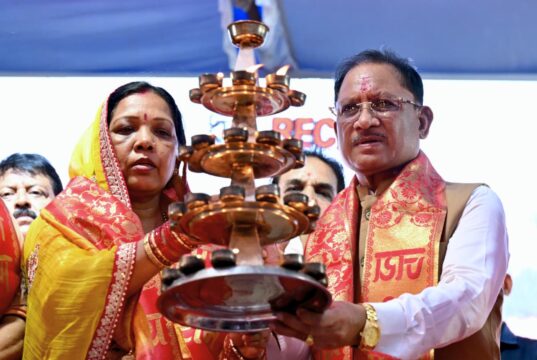 सवा लाख ‘आशीर्वाद के दीपों’ से जगमगाया खारुन तट, प्रधानमंत्री नरेंद्र मोदी के स्वस्थ और दीर्घायु जीवन के लिए हुई महाआरती, प्रधानमंत्री नरेंद्र मोदी के नेतृत्व में देश ने लिए अनेक ऐतिहासिक निर्णय, जनकल्याण और राष्ट्र निर्माण को मिली नई गति : मुख्यमंत्री श्री विष्णु देव साय
