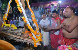 विश्व प्रसिद्ध बस्तर दशहरा पर्व मनाने के लिए अनुमति पूजा विधान में दिखी अपार उत्साह, कांटों के झूले पर विराजीं मां काछनदेवी, महापर्व आयोजन की मिली अनुमति